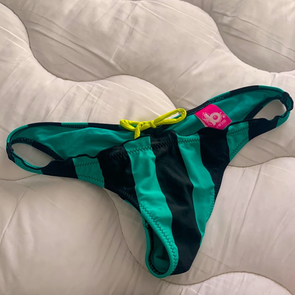 Cheeky swim bottom